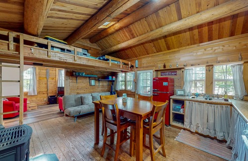 Franklin Cabin | The Cottage | Peaceful 32-Acre Lakefront Getaway | Canoe, Firepit & Big Deck