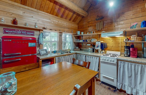 Franklin Cabin | The Cottage | Peaceful 32-Acre Lakefront Getaway | Canoe, Firepit & Big Deck