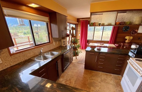 Port Alberni House | The Country barn private 18.5 acres of country living facing Beaufort mountains
