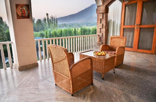Brein Villa | The Country Hills Villa