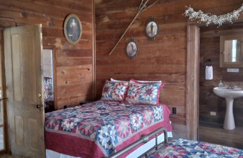 Palestine Bed & Breakfast | The Country Room at The Ranch at Walston Springs; Breakfast Included