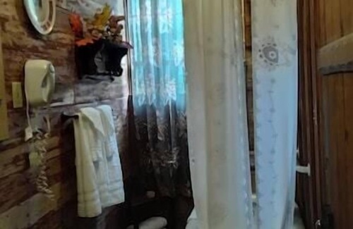 Palestine Bed & Breakfast | The Country Room at The Ranch at Walston Springs; Breakfast Included