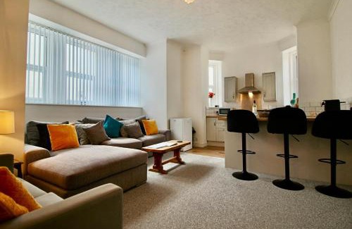 Seaford Apartment | The Courtyard, 30 Seconds to Sea By Air Premier
