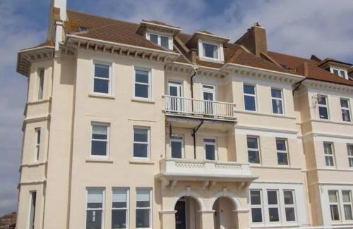 Seaford Apartment | The Courtyard, 30 Seconds to Sea By Air Premier