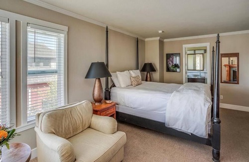 Downtown Cannon Beach Hotel | The Courtyard - Classic King Room at Cannon Beach Hotel Collection! Beach Access