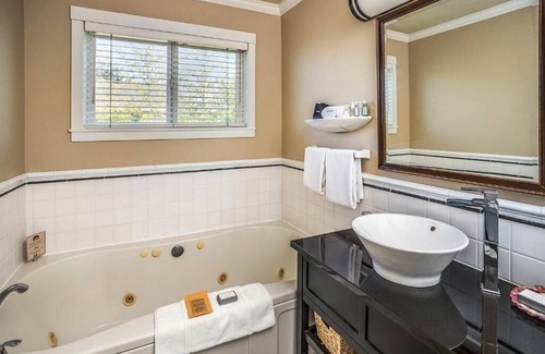 Downtown Cannon Beach Hotel | The Courtyard - Classic King Room at Cannon Beach Hotel Collection! Beach Access