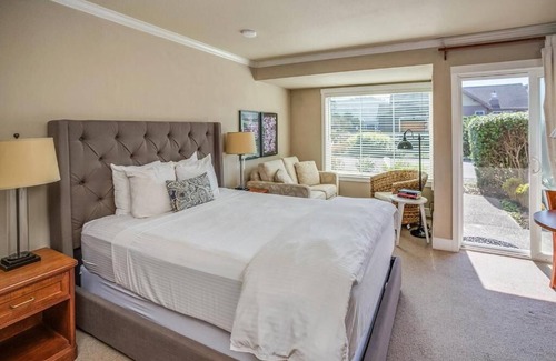 Downtown Cannon Beach Hotel | The Courtyard - Grand Queen Room at Cannon Beach Hotel Collection! Kitchenette