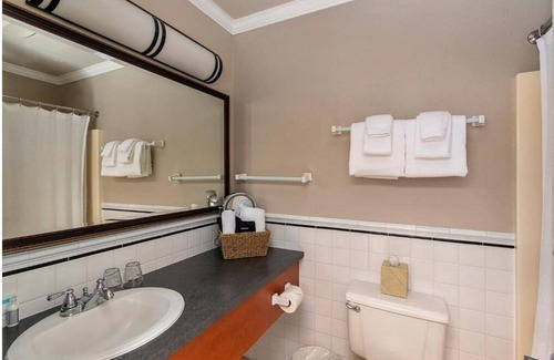 Downtown Cannon Beach Hotel | The Courtyard - Grand Queen Room at Cannon Beach Hotel Collection! Kitchenette