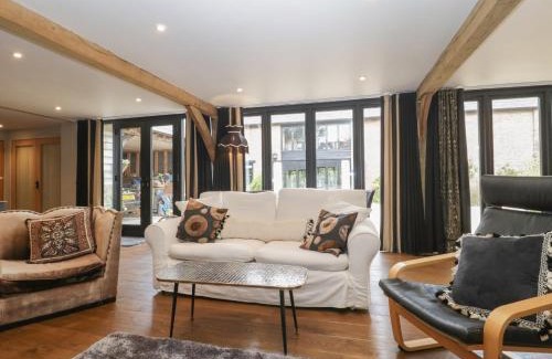 Winterborne Zelston House | The Courtyard - Hilltop Barn