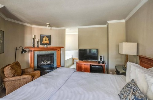 Downtown Cannon Beach Hotel | The Courtyard - Premier King Room at Cannon Beach Hotel Collection!