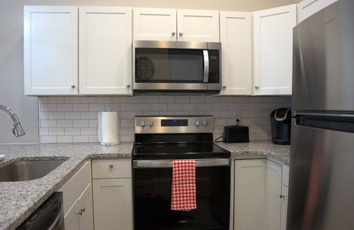 Newport Apartment | "The Cove" on Monmouth!