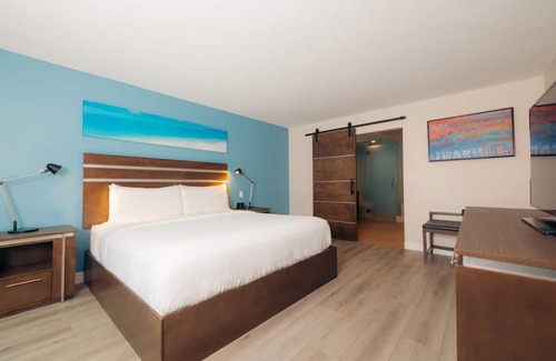 Harbor Hotel | The Cove | One Bedroom Suite | Lounge Nights & Walks to Shoreline Village