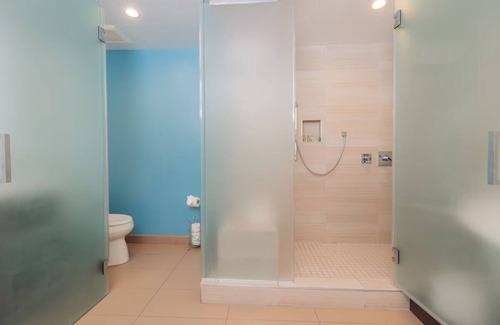 Harbor Hotel | The Cove | One Bedroom Suite | Lounge Nights & Walks to Shoreline Village