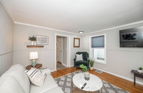 Latonia House | The Covington Cottage – Modern 2 BDR Charmer Close to Downtown