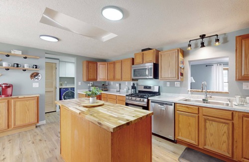 Jade Park House | The Cozi Mountainview Corner! Spacious 4-bedroom house in charming Albuquerque.