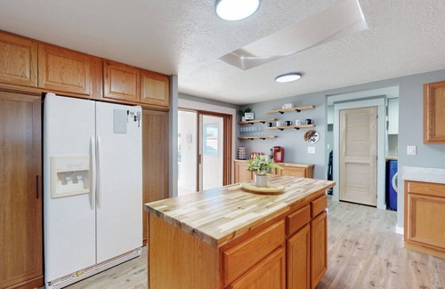 Jade Park House | The Cozi Mountainview Corner! Spacious 4-bedroom house in charming Albuquerque.