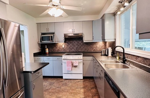Queenston House | The Cozie Cottage at Niagara-On-The-Lake