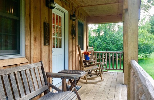 Catlettsburg Cabin | The Cozy Cabin 2 Bedrooms 1 Bath is the perfect romantic getaway in the country.