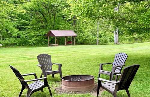 Catlettsburg Cabin | The Cozy Cabin 2 Bedrooms 1 Bath is the perfect romantic getaway in the country.