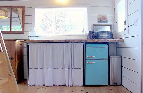 Unorganized Centre Parry Sound Cabin | THE COZY CABIN: A cheerful getaway in the scenic Almaguin Highlands.