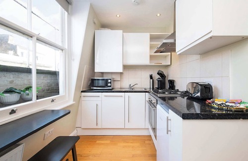 Fitzrovia Apartment | The Cozy Central Retreat by Frankie Says