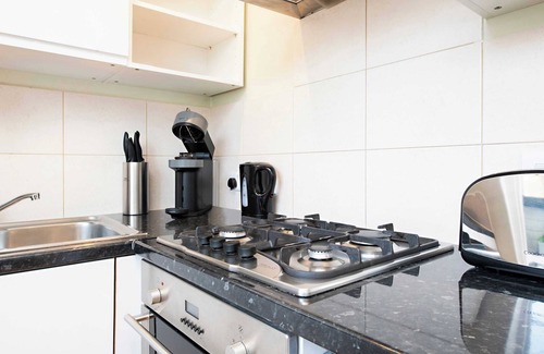 Fitzrovia Apartment | The Cozy Central Retreat by Frankie Says