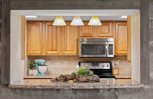 Spicewood House | The Cozy Corner | Windermere Oaks | Lake Travis