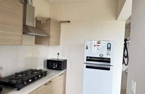 Bengaluru Apartment | The Cozy Dreamcatchers – Bay windows, warm lights, and beautiful views