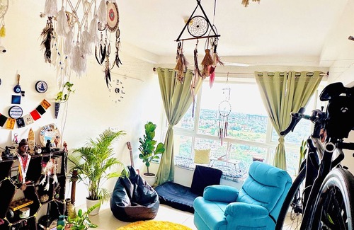 Bengaluru Apartment | The Cozy Dreamcatchers – Bay windows, warm lights, and beautiful views