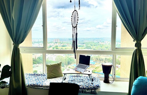 Bengaluru Apartment | The Cozy Dreamcatchers – Bay windows, warm lights, and beautiful views