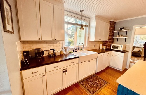 North End House | The Cozy Farmhouse in North End Tacoma: walking distance to Proctor and UPS