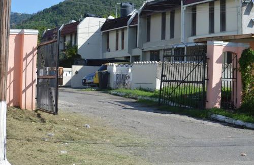 Gordon Town Apartment | The Cozy Flat by UWI