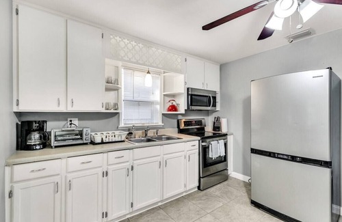 River Oaks House | The Cozy Home in The Oaks - By Avi