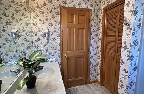 Brodheadsville Bed & Breakfast | The cozy house where you can stay with your family with a gym, and a game room.