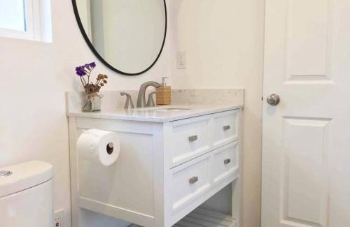 El Camino Village Apartment | The Cozy Oasis - A Renovated and Modern Studio near LAX + SoFi + Beaches + Freeway