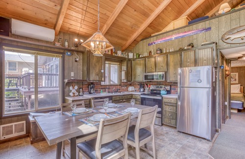 Lincoln City House | The Crabbing Cabin- Cozy Rustic Cabin, Sun Porch, Right on the River