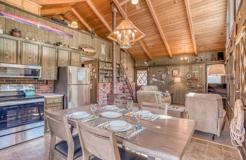 Lincoln City House | The Crabbing Cabin- Cozy Rustic Cabin, Sun Porch, Right on the River