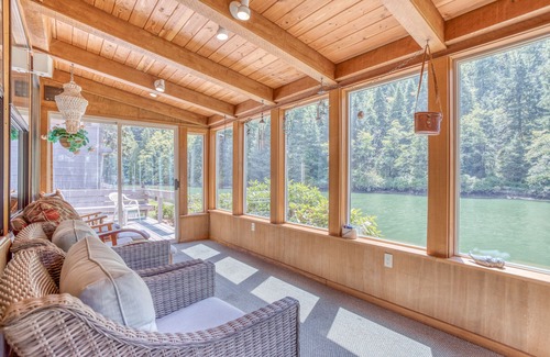 Lincoln City House | The Crabbing Cabin- Cozy Rustic Cabin, Sun Porch, Right on the River