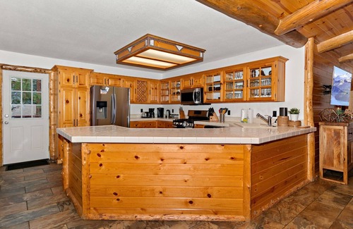 Fox Farm Cabin | The Crazy Bear by Destination Big Bear : Fox Farm! Fenced Backyard! Hot Tub! Propane BBQ! Internet! Mountain Decor!