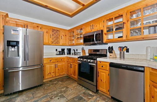 Fox Farm Cabin | The Crazy Bear by Destination Big Bear : Fox Farm! Fenced Backyard! Hot Tub! Propane BBQ! Internet! Mountain Decor!