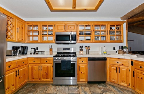 Fox Farm Cabin | The Crazy Bear by Destination Big Bear : Fox Farm! Fenced Backyard! Hot Tub! Propane BBQ! Internet! Mountain Decor!