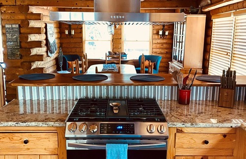 Fern Valley Cabin | The Creek-Side Cabin: Spa, 5 Star, Upgraded, Big Deck, Quiet, Walk To Town