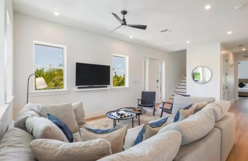 Key West House | The Crestwood House - Private Heated Pool & Parking