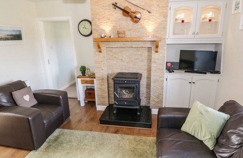 Naran Cottage | THE CROMLECH COTTAGE, family friendly in Narin, County Donegal