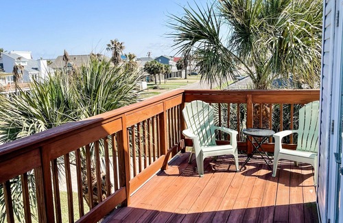 Pirates Beach House | The Crow's Nest - great location/sunset decks/sleeps eight