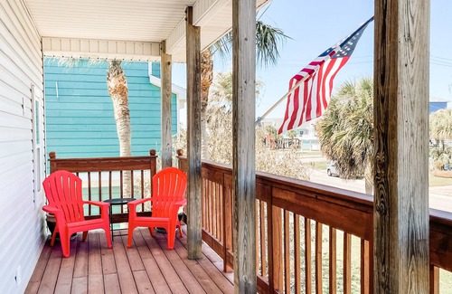 Pirates Beach House | The Crow's Nest - great location/sunset decks/sleeps eight