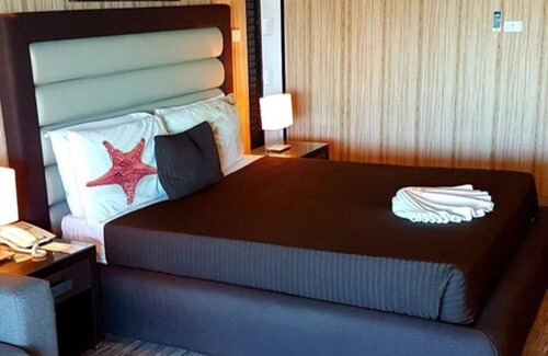 Sunset Strip Hotel | The Crow's Nest Resort