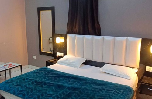 Murthal Hotel | The Crown Hotel