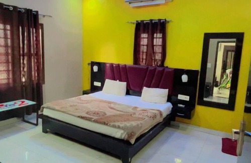 Murthal Hotel | The Crown Hotel
