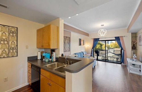 Fourth Ward Condo | The Crown of My Queen City-Weekly